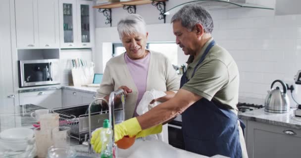 Ευτυχισμένο Ζευγάρι Ηλικιωμένων Που Πλένει Πιάτα Στην Κουζίνα Περνώντας Ποιοτικό — Αρχείο Βίντεο