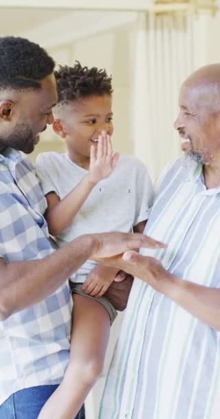 Pionowe Wideo Szczęśliwego Afrykańskiego Ojca Syna Układających Ręce Dziadkiem Spowolniony — Wideo stockowe