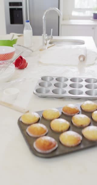 Vertikales Video Von Frisch Gebackenen Feenkuchen Backblech Auf Der Küchentheke — Stockvideo