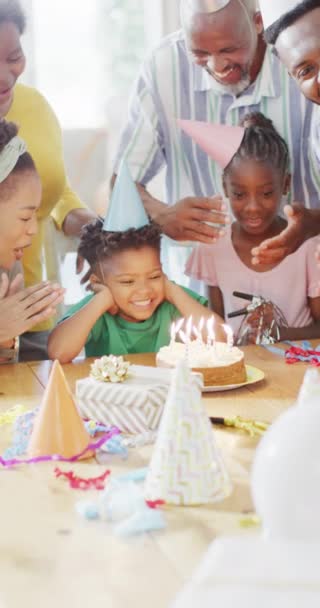 Vídeo Vertical Del Cumpleaños Familia Afroamericana Hijo Soplando Velas Torta — Vídeos de Stock