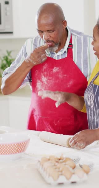 Κατακόρυφο Βίντεο Χαμογελαστούς Αφροαμερικανούς Ηλικιωμένους Διασκεδάζουν Μαγειρεύοντας Στο Σπίτι Αργή — Αρχείο Βίντεο