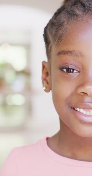 Vídeo Vertical Metade Retrato Rosto Menina Afro Americana Sorrindo Casa — Vídeo de Stock