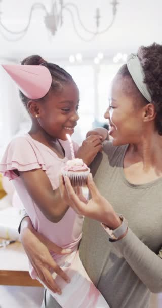Afro Amerikan Anne Kızının Doğum Günü Pastası Mumunu Yavaş Çekimde — Stok video