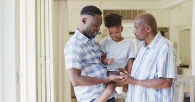 Mutlu Afrikalı Amerikalı oğul, baba ve büyükbaba karşılaştırma yapıyor, yavaş çekim, kopyalama alanı. Aile, birliktelik ve çocukluk kavramı.
