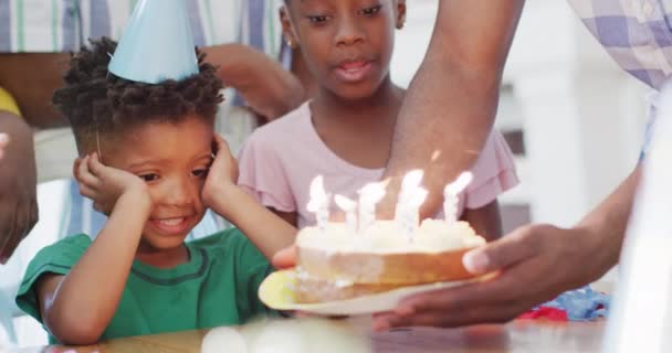 Африканська Американська Сім Яка Відзначає День Народження Сина Тортом Свічками — стокове відео