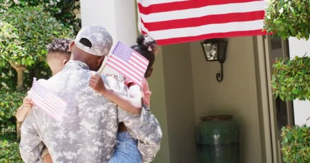 Heureux Soldat Afro Américain Retour Maison Tenant Son Fils Fille — Video