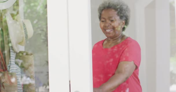 Sorridente Anziana Afroamericana Anziana Che Apre Porta Accogliere Visitatori Rallentatore — Video Stock
