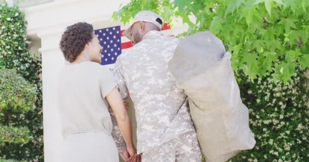 Soldado Afroamericano Regresando Casa Saludado Por Feliz Esposa Cámara Lenta — Vídeo de stock
