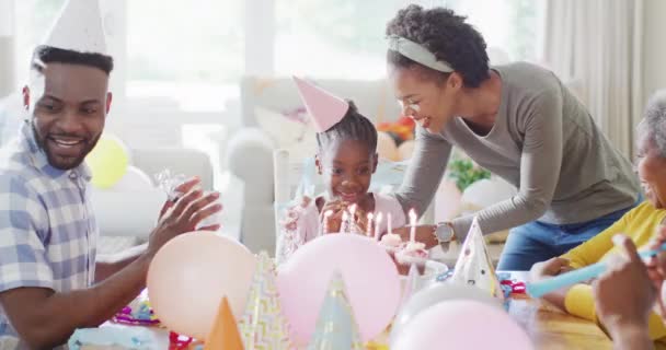 Feliz Familia Afroamericana Celebrando Hija Soplando Velas Pastel Cumpleaños Cámara — Vídeos de Stock