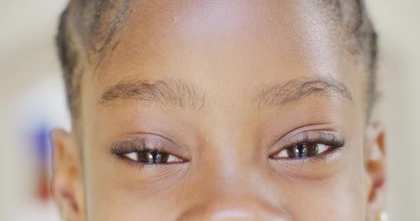 Zamknij Portret Oczu Szczęśliwej Afrykańskiej Dziewczyny Otwierającej Uśmiechającej Się Spowolnionej — Wideo stockowe