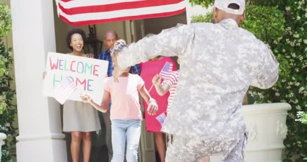 アフリカ系アメリカ人男性兵士が帰国し 幸せな子供や家族に迎えられ スローモーション 帰郷の概念 — ストック動画