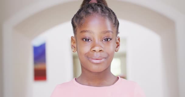 Πορτρέτο Του Χαρούμενου Αφροαμερικανού Κοριτσιού Πλεγμένα Μαλλιά Χαμογελώντας Στο Σπίτι — Αρχείο Βίντεο