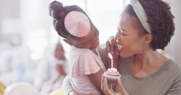 Madre Hija Afroamericanas Celebrando Cumpleaños Soplando Vela Torta Cámara Lenta — Vídeos de Stock