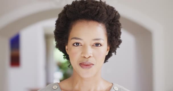 短い髪の幸せなアフリカ系アメリカ人女性の自宅で笑顔の肖像画 スローモーション 幸福と家庭生活の概念 — ストック動画