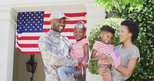 Mutlu Afro Amerikan Erkek Asker Karısı Evlerinin Önünde Kızlarını Oğullarını — Stok video