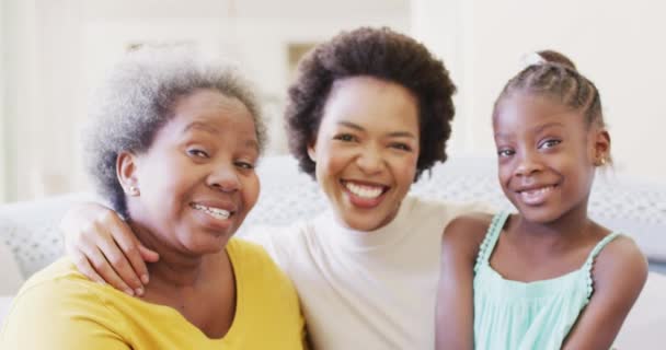 笑顔のアフリカ系アメリカ人の母親 祖母の自宅で スローモーションを受け入れるの肖像画 子供時代のコンセプト — ストック動画