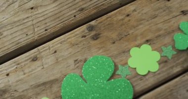 Tahta masanın üzerinde yoncalar ve fotokopi alanı var. İrlanda geleneği ve Aziz Patrick Günü kutlamaları dijital olarak üretilen video konsepti.