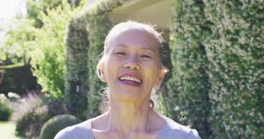 Erkek ve kadın kıdemli arkadaşlarla birlikte aktiviteler yapan çeşitli grupların görüntüsü, yavaş çekim. Sağlıklı, aktif yaşlı yaşam tarzı.