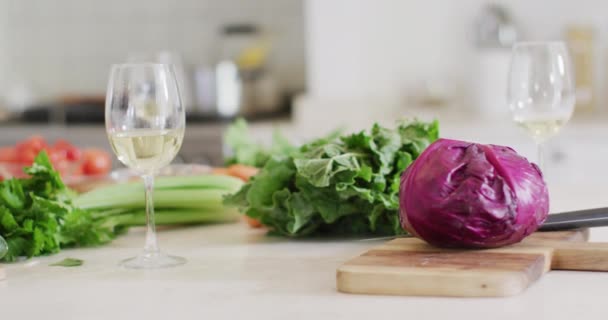 Glasses White Wine Fresh Vegetables Kitchen Counter Top Slow Motion — Stok Video