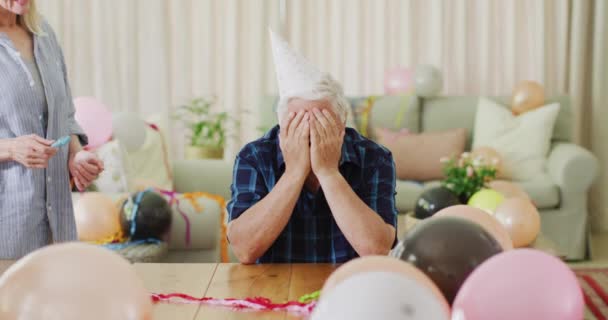 Χαρούμενος Ηλικιωμένος Καυκάσιος Που Κάνει Πάρτι Γενεθλίων Στο Σπίτι Διάφορους — Αρχείο Βίντεο