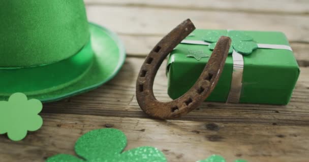 在木制桌子上有仿制空间的硬币之上有马蹄铁和绿帽 爱尔兰传统和圣帕里克日庆祝概念数字生成视频 — 图库视频影像