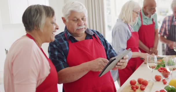 Diversos Felizes Seniores Amigos Masculinos Femininos Usando Tablet Preparando Comida — Vídeo de Stock