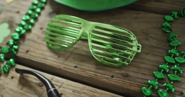 Shamrocks Glasses Pipe Copy Space Wooden Table Irish Tradition Patrick — Stockvideo