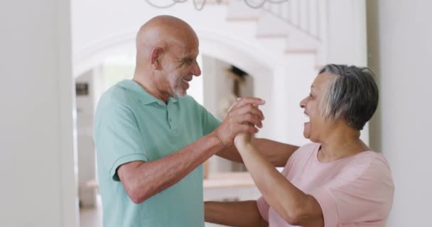 Feliz Casal Bisracial Seniores Divertindo Dançando Juntos Casa Câmera Lenta — Vídeo de Stock