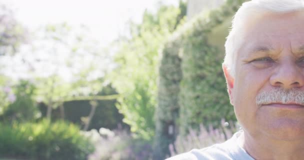 Halbgesicht Porträt Eines Glücklichen Senior Kaukasischen Mann Mit Lächeln Garten — Stockvideo