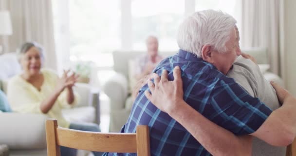 Δύο Χαρούμενοι Διαφορετικοί Ηλικιωμένοι Άντρες Αγκαλιασμένοι Στο Σαλόνι Διαφορετικούς Ηλικιωμένους — Αρχείο Βίντεο