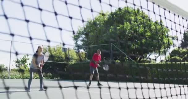 Sokszínű Végzős Férfi Teniszezik Párosban Napos Pályán Lassított Felvétel Barátság — Stock videók
