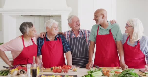 Portrait Happy Diverse Senior Male Female Friends Preparing Food Kitchen — Vídeo de Stock