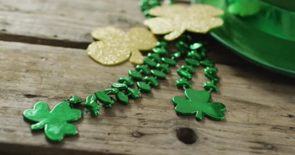 Shamrocks Green Hat Copy Space Wooden Table Irish Tradition Patrick — Stockvideo