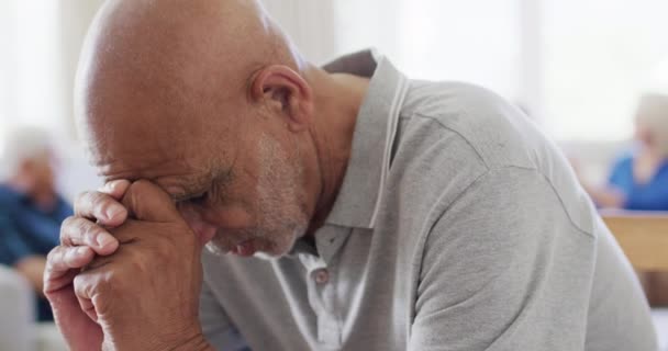 Sad Senior Biracial Man Crying Support Group Meeting Diverse Senior — стоковое видео