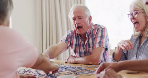 Diverse Group Happy Senior Male Female Friends Doing Jigsaw Living — Stockvideo