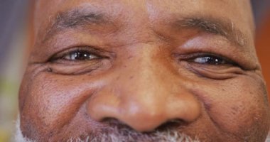 Mutlu Afro-Amerikan bir adamın portresi gülümseyen ve kameraya bakan 