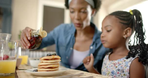 Feliz Madre Hija Afroamericana Desayunando Cámara Lenta Pasar Tiempo Calidad — Vídeos de Stock