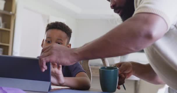 Feliz Pai Filho Afro Americanos Sentados Mesa Fazer Trabalhos Casa — Vídeo de Stock