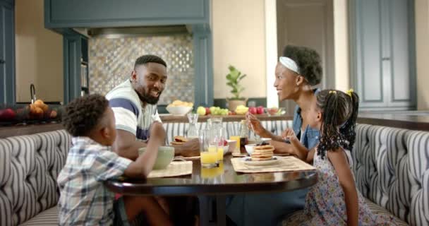Mutlu Afro Amerikan Ailesi Ağır Çekimde Kahvaltı Yapıyor Kavramında Kaliteli — Stok video