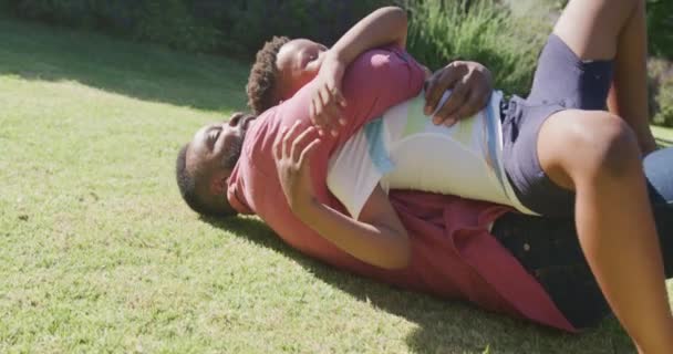 Glad Afrikansk Far Och Son Som Leker Trädgården Slow Motion — Stockvideo