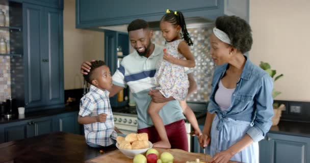 Fröhliche Afrikanisch Amerikanische Familie Spricht Und Kocht Der Küche Zeitlupe — Stockvideo