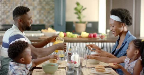 Feliz Familia Afroamericana Desayunando Cámara Lenta Pasar Tiempo Calidad Concepto — Vídeos de Stock