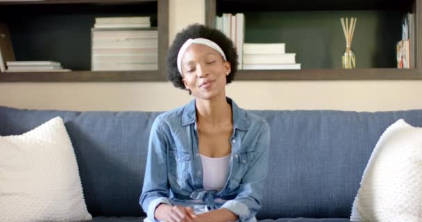ビデオ通話を持つ幸せなアフリカ系アメリカ人女性の肖像画 スローモーションで 家のコンセプトで質の高い時間を過ごす — ストック動画