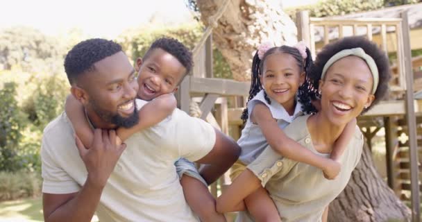 Retrato Familia Afroamericana Feliz Jardín Cámara Lenta Pasar Tiempo Calidad — Vídeos de Stock