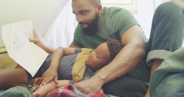 Gelukkige Afro Amerikaanse Vader Zoon Zitten Een Tent Lezen Slow — Stockvideo