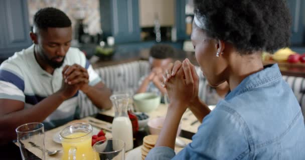 Feliz Familia Afroamericana Rezando Antes Del Desayuno Cámara Lenta Pasar — Vídeos de Stock