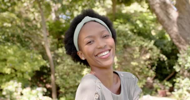 Portret Szczęśliwej Afrykańskiej Kobiety Ogrodzie Zwolnionym Tempie Spędzanie Czasu Domu — Wideo stockowe