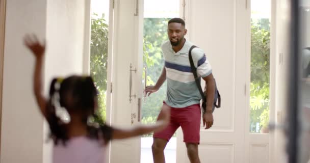 Boldog Afro Amerikai Apát Gyerekeket Akik Ajtót Nyitnak Ölelkeznek Lassítva — Stock videók