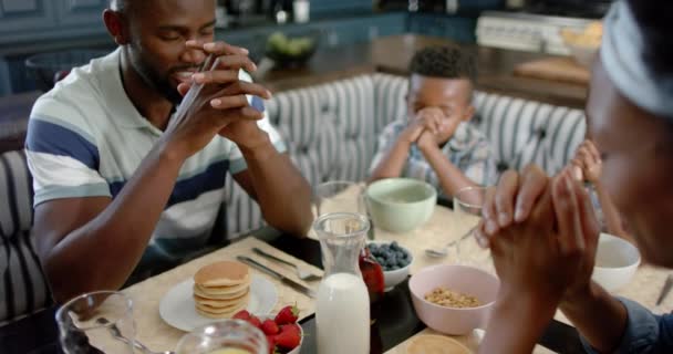 Счастливая Африканская Американская Семья Молится Перед Завтраком Замедленной Съемке Проведение — стоковое видео