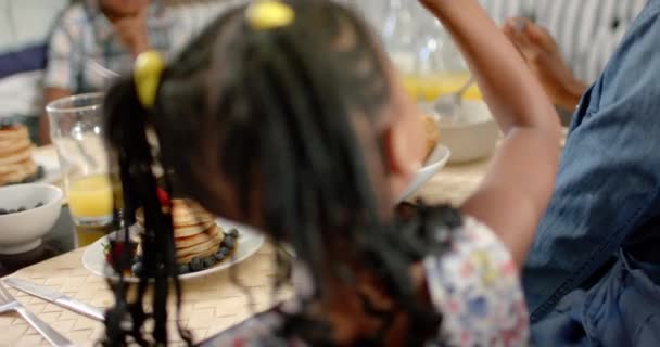 Gelukkige Afro Amerikaanse Familie Ontbijten Slow Motion Kwaliteitstijd Thuis Doorbrengen — Stockvideo
